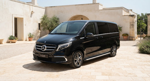 Minivan NCC nero parcheggiato sul lungomare, pronto per un transfer