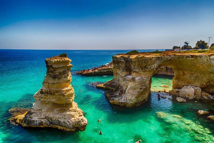 Costa del Salento con scogliere bianche e mare turchese