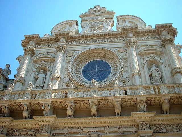 Facciata barocca della Basilica di Santa Croce a Lecce, illuminata dal sole del pomeriggio