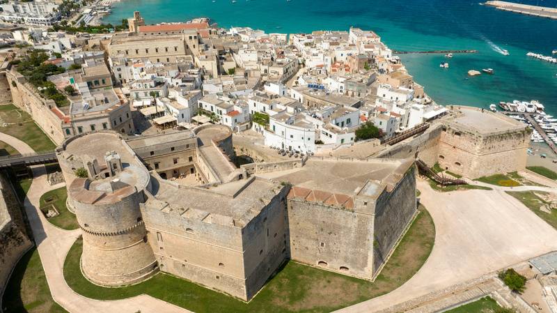 Il borgo bianco di Otranto visto dal mare, con il Castello Aragonese e le mura