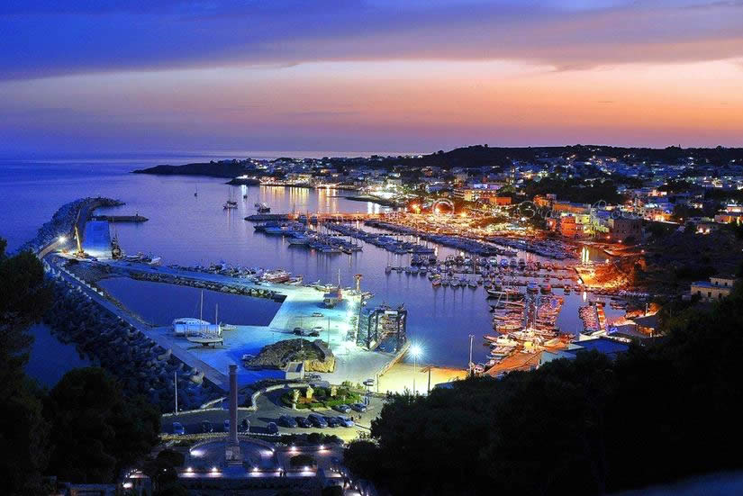Il faro di Santa Maria di Leuca sulla scogliera, con il punto di incontro fra Ionio e Adriatico